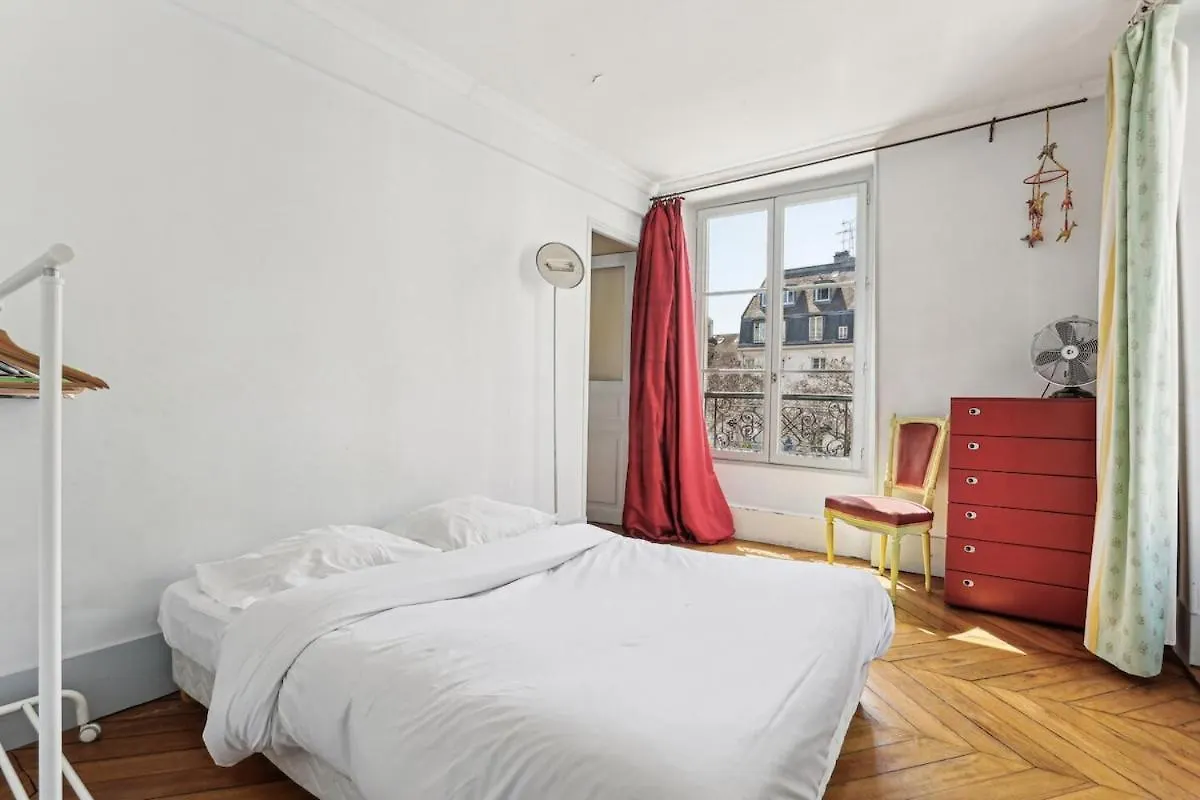 Place Contrescarpe 2 Bedroom Flat Paris